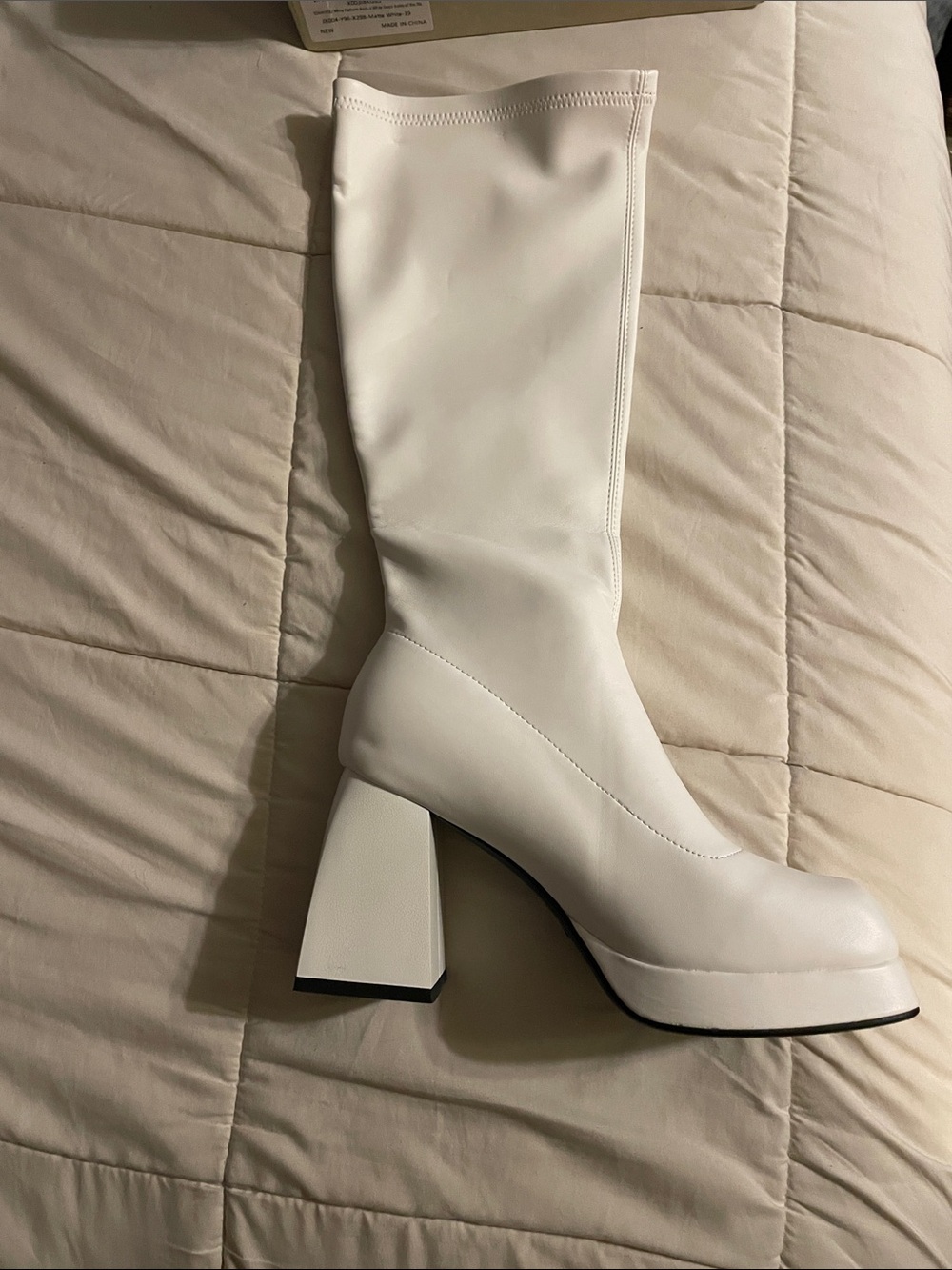 SOVANYOU White Go-Go Boots Women’s Size 9